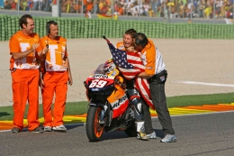 Nicky Hayden menangis sesudah berhasil memenangkan gelar tahun 2006. Sumber: Motogp.com