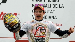 Marquez merayakan gelar Motogp pertamanya di podium. Sumber: Motogp.com