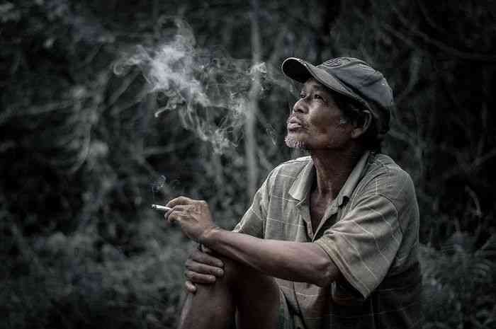 Ilustrasi Samsul Berpikir Sambil Menikmati Rokok. Sumber: nationalgeographic.grid.id