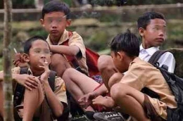 Ilustrasi anak-anak sekolah yang sedang merokok. Foto : Gridhealth.id