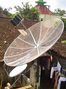 Gambar antena parabola yang sering digunakan masyarakat pedesaan untuk menangkap siaran televisi digital. Foto : Wikipedia 