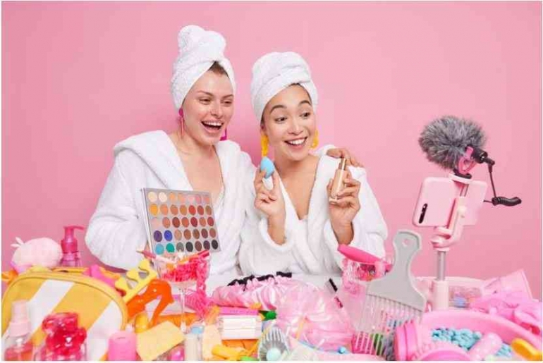 Perempuan sebagai konsumen utama produk kosmetik (Freepik)