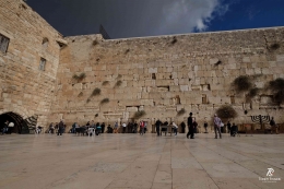 The Western Wall (Tembok Barat) atau Tembok Ratapan- Yerusalem. Sumber: dokumentasi pribadi