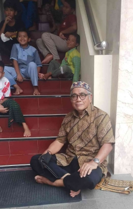 Pak Aritonang di antara anak masjid (foto FB Pak Aritonang)