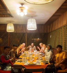 Makan malam bersama wisatawan mancanegara dan seluruh kru kunjungan - Dokpri