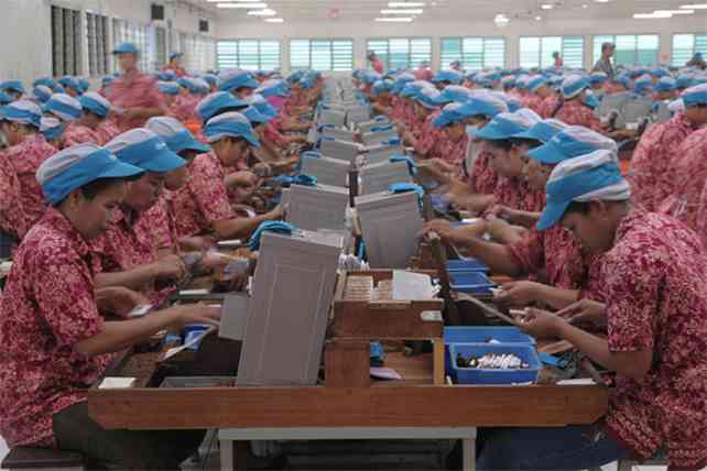 Tenaga kerja perempuan menjadi pekerja mayoritas pada pabrik rokok (dok foto: suarasurabaya.net)