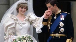 Foto Pangeran Charles mencium tangan Putri Lady Diana saat menikah (dok foto: net via tribunnews.com)