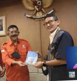 Penulis menyerahkan Buku Bank Sampah ke Menparekraf Sandiaga Uno, Jakarta (18/10/22). Sumber: DokPri