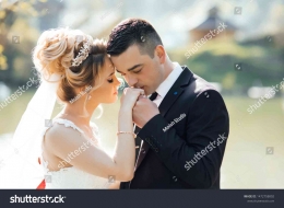 Momentum pernikahan tak selamanya harus cium bibir (dok foto: shutterstock)