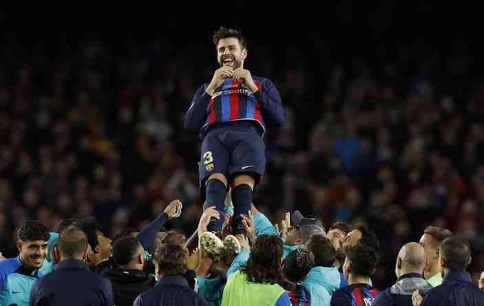Gerard Pique diangkat ramai-ramai sebagai bentuk penghormatan terakhirnya bersama Barcelona (sumber: bola.net/Ari Prayoga)