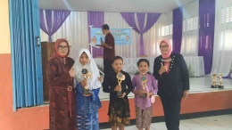 Potret beberapa siswa SDN Selaawi, Adi Prayoga dan Bunga Azzahra (Kebaya Biru), memenangkan lomba pidato dan dongeng dalam Pasanggiri Bahasa dan Sastra Sunda Kabupaten Sumedang