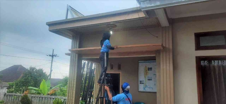Mahasiswa KKN Reguler UM 2022 Melaksanakan Pemasangan Fitting Lampu Otomatis
