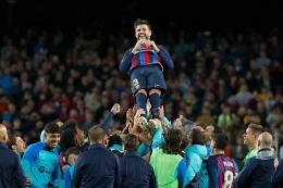 Pique diangkat squad Barcelona setelah menyelesaikan pertandingan terakhirnya bersama Blaugrana. | (c) AP Photo/Bola.net 