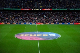 Spanduk bertuliskan SEMPR3 ditengah stadion Camp Nou sebelum melawan Almeria |  (foto: Twitter.com/@FCbarcelona)