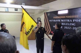 Ketua Senkom Bali mengukuhkan kepengurusan Senkom Buleleng periode 2022 - 2027. (Foto: Dok)