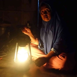 Warga yang masih menggunakan lampu minyak tanah,  foto:Dokpri