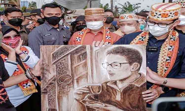 Lukisan wajah Menparekraf, Sandiaga Uno yang dibuat dari ampas kopi yang dibuat untuk menyambut kedatangan Sandiaga Uno ke Kampoeng Kopi Rigis Jaya