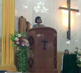Eka Karsa Suryani, S.Pd, Kepala SLB Negeri Gunungsitoli  menyampaikan sepatah kata dalam Kunjungan Gerejawi