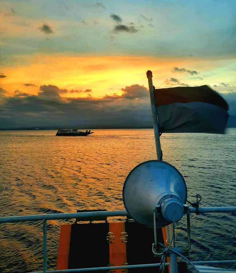 Senja di tengah Selat Bali. Dokumentasi penulis