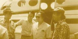 Gambar 1. Ir. Soebagio (kedua dari kiri) Ketua Tim Hujan Buatan mendampingi Prof.Dr.Ing. BJ Habibie saat mengawali percobaan hujan buatan di Indonesia | Sumber: bajangjournal.com