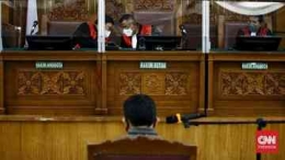 Terdakwa kasus pembunuhan Brigadir J., FS mengikuti  sidang perdana di Pengadilan Negeri Jakarta Selatan (17/10/2022). (Foto: CNN Indonesia /Andry Novelino)
