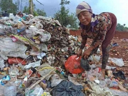 Pemulung sampah di TPA Piyungan Bantul DI Yogyakarta. Sumber: DokPri. 