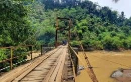 Jembatan gantung di atas Sungai Cimandiri (sumber foto: dokumentasi pribadi)