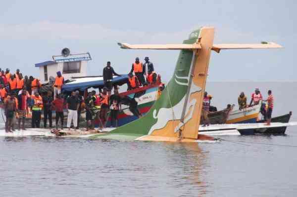 Tim penyelamat korban pesawat  yang jatuh ke Danau Victoria di kota Bukoba, Tanzania barat, pada Minggu 6/11/2022 foto: AFP 