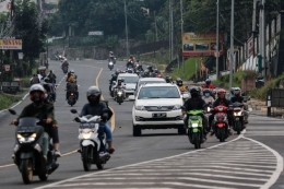 Suasana lalu lintas di jalur Puncak, Kabupaten Bogor, Senin (1/6/2020)(KOMPAS.COM/KRISTIANTO PURNOMO)