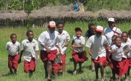 Anak anak SD di Papua ceria bersekolah: Foto via Suara Papua.