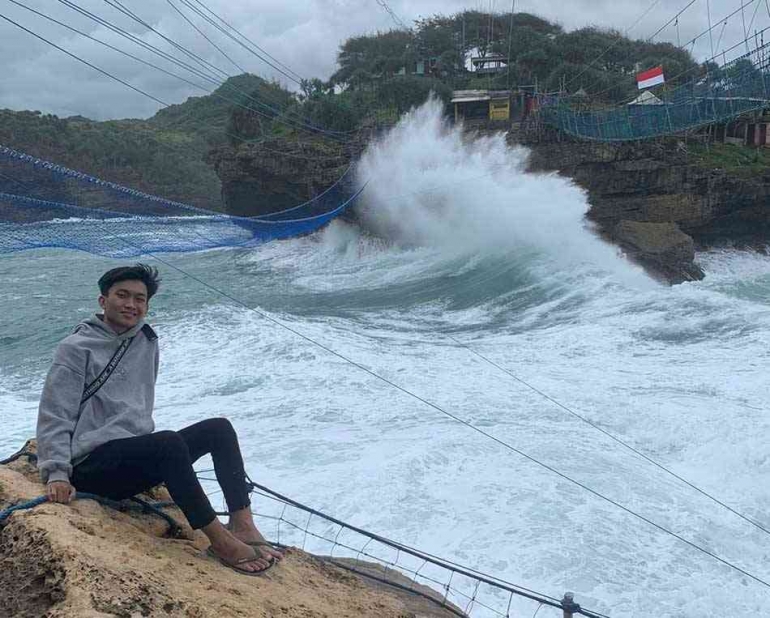 Pantai Timang dengan ombak ganas. foto: dok/pribadi