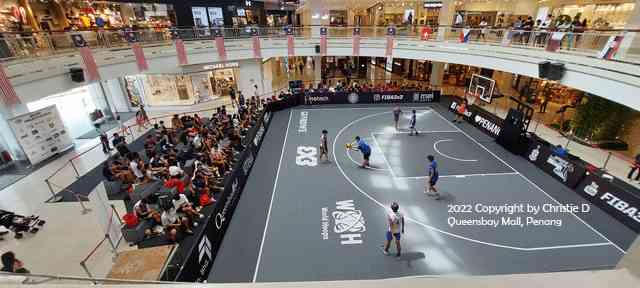 Dokumentasi pribadi. Bertanding basket di lobby utama Queensbay Mall, berdampingan dengan butik2 mewah internasional .....