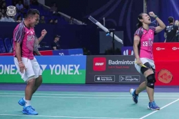 Rehan/Lisa berhasil menjuarai Hylo Open Super 300 2022 dengan mengalahkan Feng/Huang 2 game langsung. (c) dok/PB INA