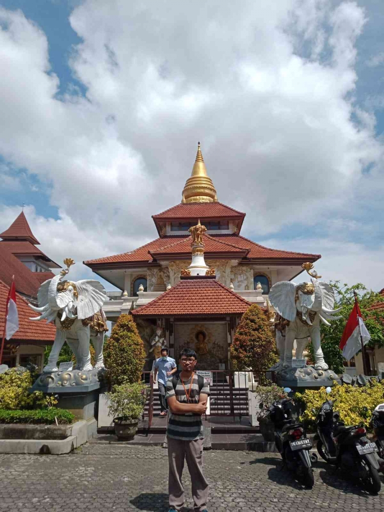 Gambar 1. Foto Penulis Di Puja Mandala Nusa Dua, Kuta Selatan. Lima tempat beribadah berbeda yang menyatu sebagai simbol toleransi.