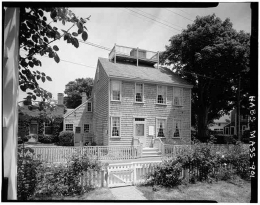 Rumah dengan Widow's attic diatas atap rumah (Image credit : Library of Congress  https://www.loc.gov/resource/hhh.ma0420.photos/?sp=1