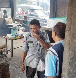 Om Bai (menghadap kamera), pemilik Sei Baun mampu mempekerjakan belasan tenaga kerja melalui usahanya (dok pribadi)