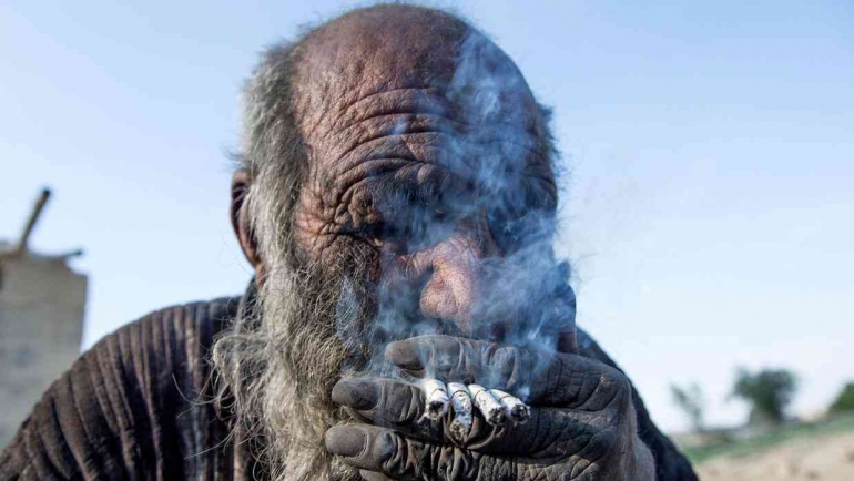 Amou Haji menghabiskan lebih dari satu batang rokok sekaligus. Sumber: independent.ie
