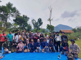 Dosen UPI YAI bersama pengelola tempat wisara trekking di Sentul, Bogor (dokumentasi tim kedaireka UPI YAI)