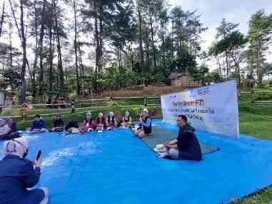 Suasana Focus Group Discussion di alam terbuka di Sentul, Bogor (dokumentasi tim kedaireka UPI YAI) 