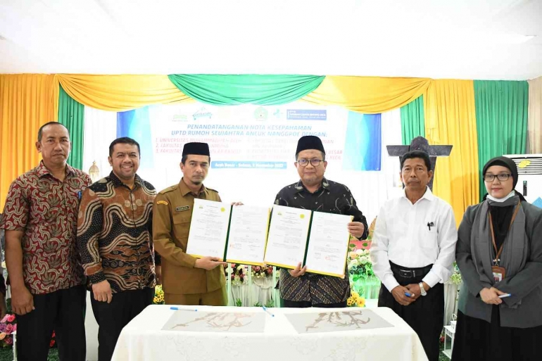 Rektor Unmuha Foto Bersama dengan Kepala Dinas Sosial Aceh. Foto: Humas Unmuha
