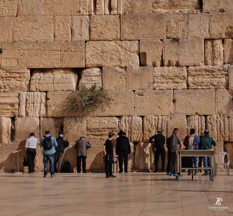 Tembok Ratapan, tempat suci bagi orang Yahudi di Yerusalem. Sumber: dokumentasi pribadi