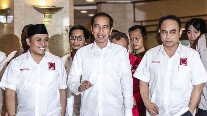 Pak Jokowi Ditengah-tengah Relawan Projo, Foto Dok. Antara Foto/Aprillio Akbar, Via DetikNews