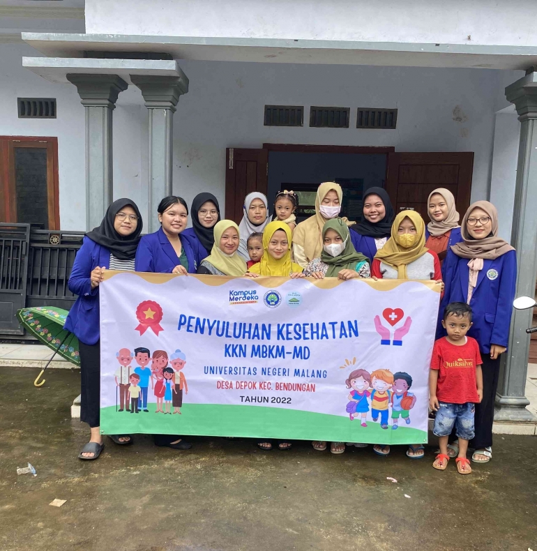 Foto Bersama Ibu Bidan, Ibu Kader, dan Mahasiswa KKN MBKM UM di Posyandu Banaran 1. Dokpri