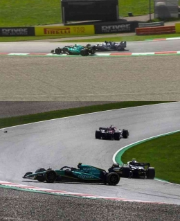 Gasly (Alpha Tauri) hits Vettel (Aston Martin) causes Vettel spins (bottom) (source : Marca & LAT Images)