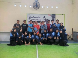Gambar 1 Foto Bersama Mahasiswa KKN Posko 28 dan Para Pemenang Badminton Tournament (Dokpri)