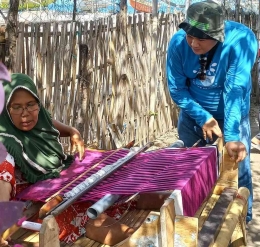 Masyarakat pulau maringkik yang menenun sebagai pendapatan tambahan