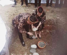 Senator Lukky Semen bersama istri Desiana Trisnawati Tobigo melakukan peletakan batu pertama. Doc Pri