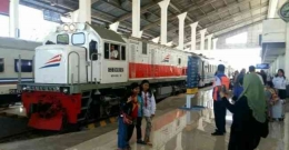 Perjalanan liburan menggunakan kereta api (sumber: berita jatim.com) 