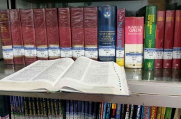 Koleksi Kamus Bahasa Indonesia di Perpustakaan SMP Katolik Cor Jesu Malang | dok. pribadi 