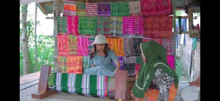 Salah satu wisatawan yang berkunjung belajar menenun, sumber foto:Dokpri